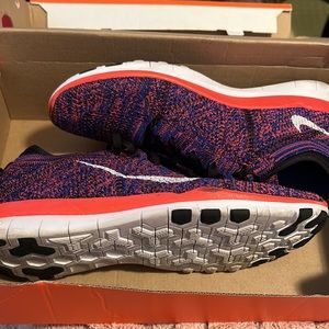 Barely worn Nike running shoes